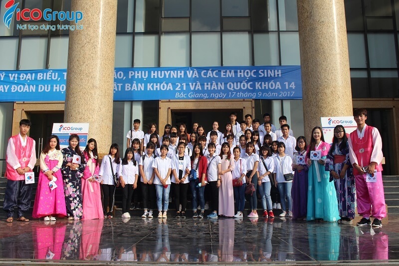 Các bạn tân dhs đến dự lễ tốt nghiệp của các anh chị dhs chuẩn bị xuất cảnh