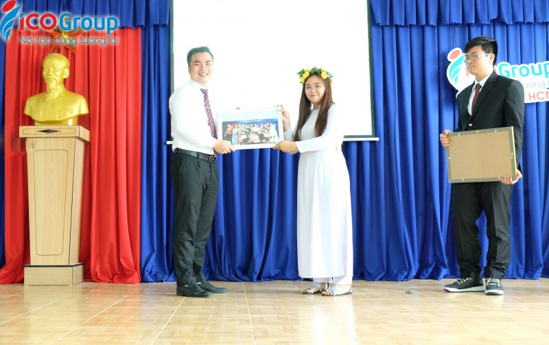 DHS tặng quà tri ân thầy cô tại buổi lễ