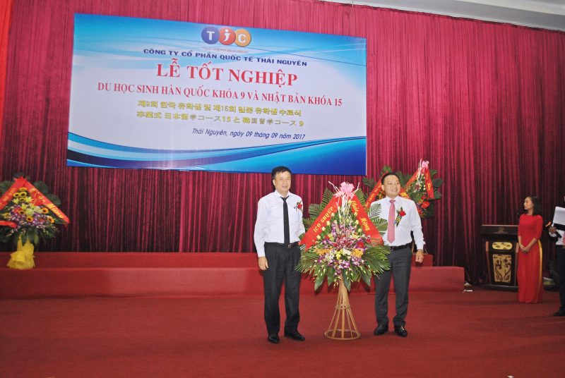 Ông Nguyễn Quang Tuấn - Chủ tịch HĐQT, Tổng giám đốc ICOGroup tặng hoa chúc mừng