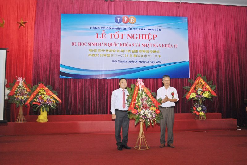 Ban giám hiệu các trường THPT trên địa bàn tỉnh tặng hoa chúc mừng