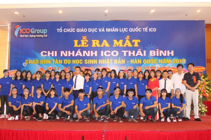 Các em tân du học sinh chụp ảnh lưu niệm cùng các thầy cô ICO Thăng Long