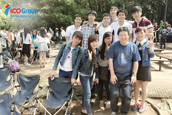 Những giây phút vui vẻ bên bạn bè quốc tế.