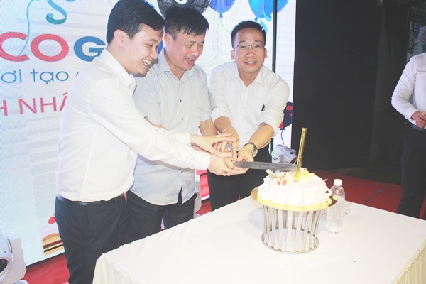 Màn cắt bánh sinh nhật mừng ICO Hà Nội tròn 3 tuổi.
