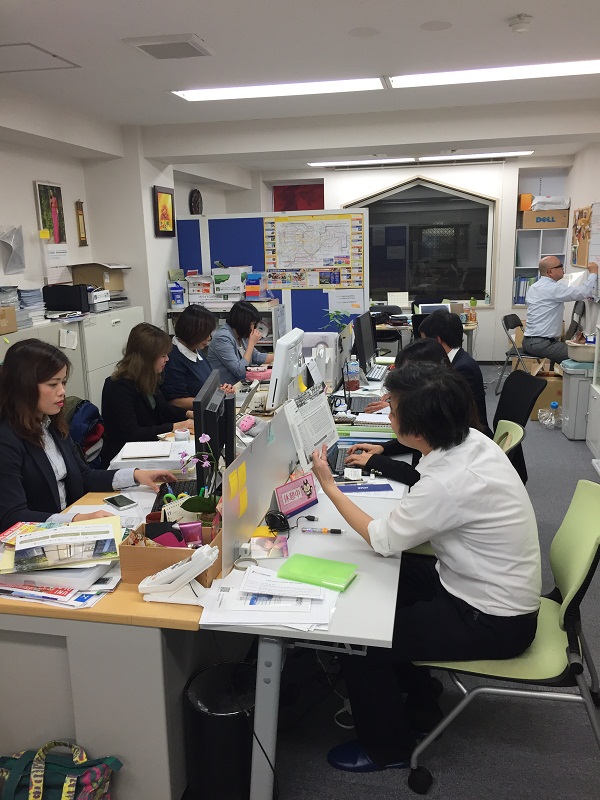 Cán bộ ICO Japan hoàn thiện hồ sơ, thuc tục giấy tờ cho du học sinh.