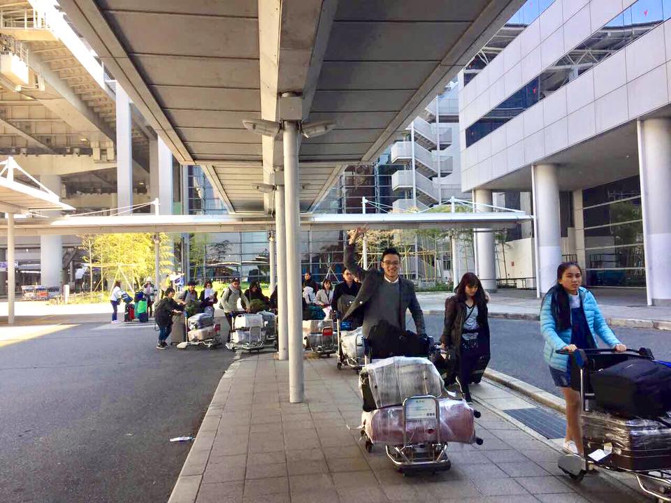 Đoàn du học sinh với vẻ mặt rạng rỡ khi đặt chân tới Nhật Bản.