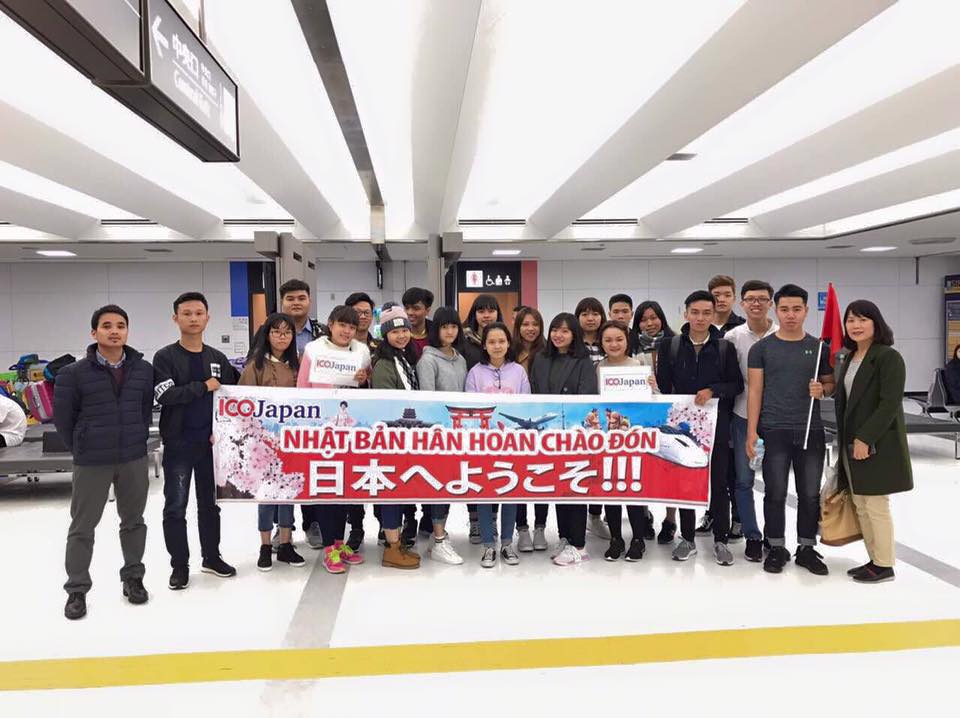 Đoàn du học sinh chụp hình lưu niệm ngày đầu đến Nhật Bản.