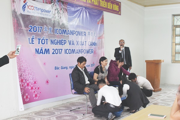 Sự xúc động hiện rõ trên gương mặt của các bậc cha mẹ.