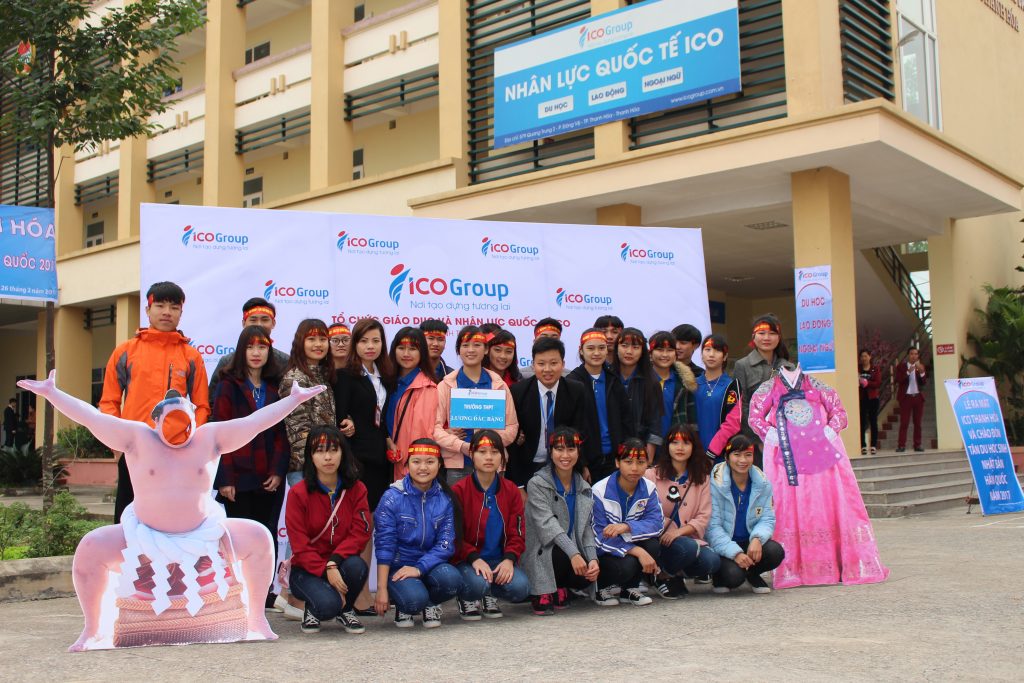 Các du học sinh chụp ảnh trước khi diễn ra buổi lễ