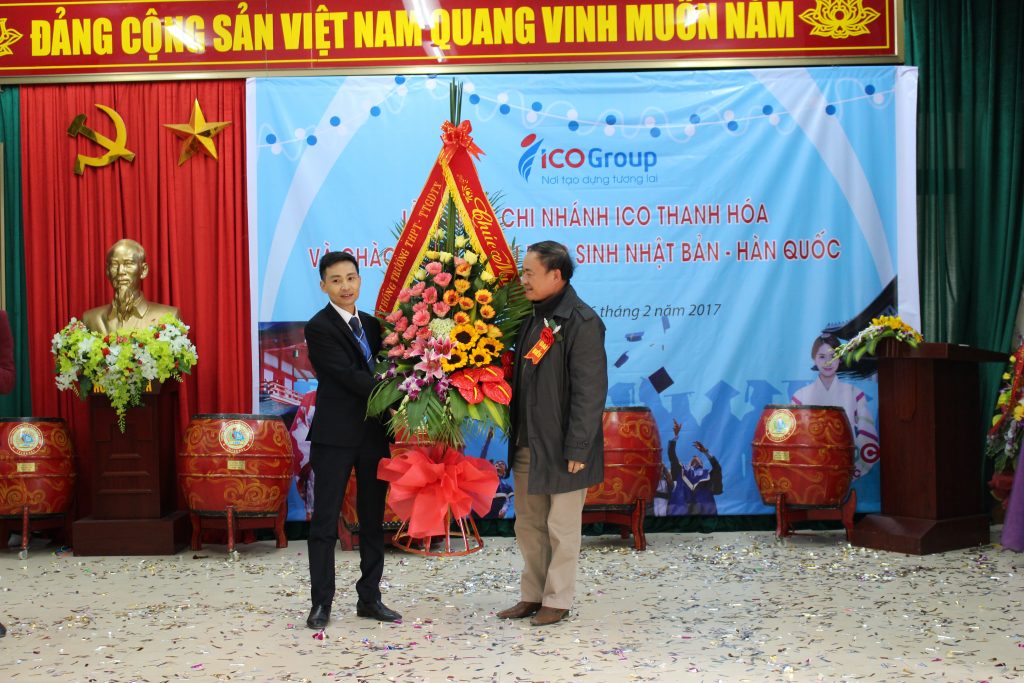 Các đại biểu tặng hoa chúc mừng