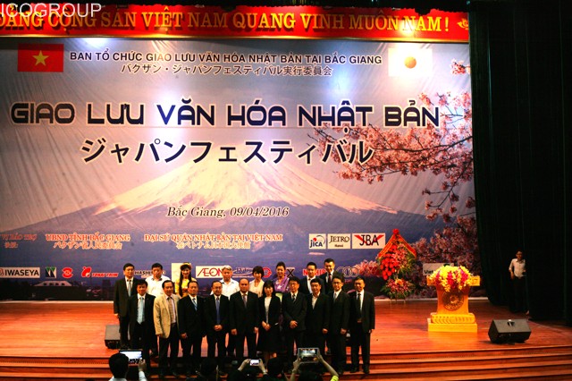 Các đơn vị tham gia chụp hình lưu niệm.