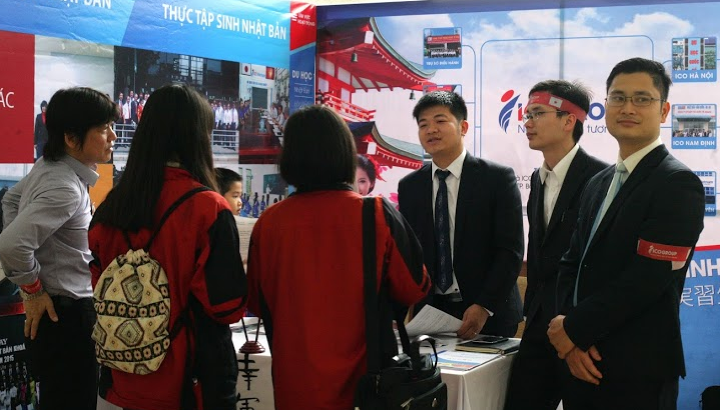 Gian hàng của ICOGroup thu hút đông đảo khách tham quan.