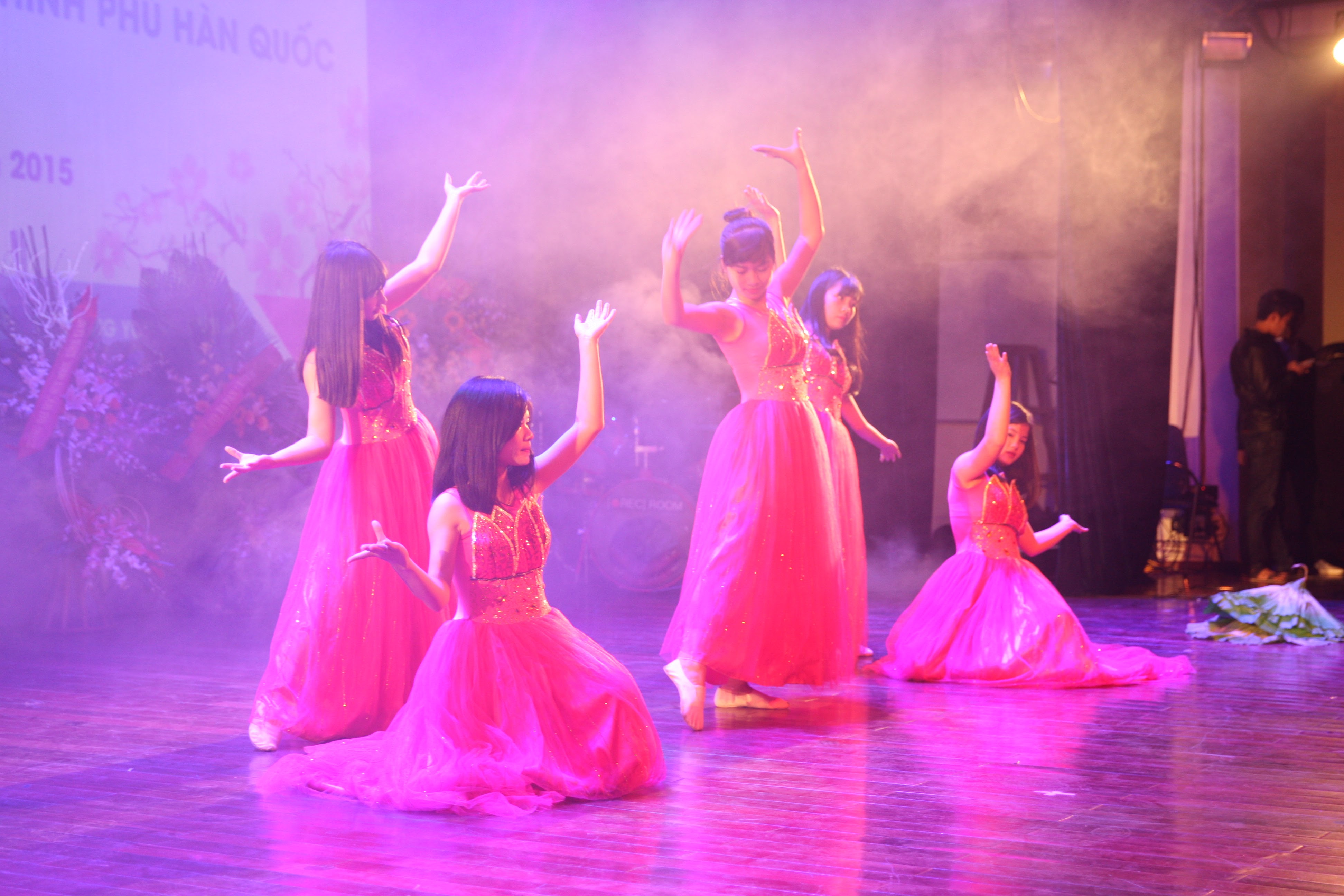 Các em du học sinh đã có những tiết mục văn nghệ đặc sắc.