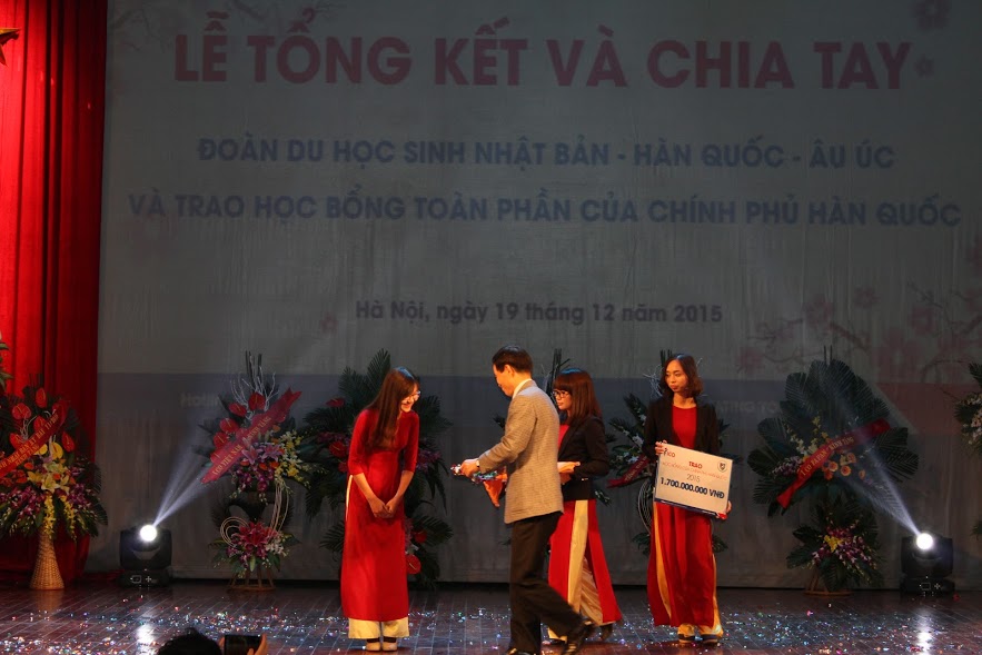 Đại diện Trường ĐH Sunmoon trao học bổng toàn phần của chính phủ Hàn Quốc tới em Đào Thị Kim Oanh